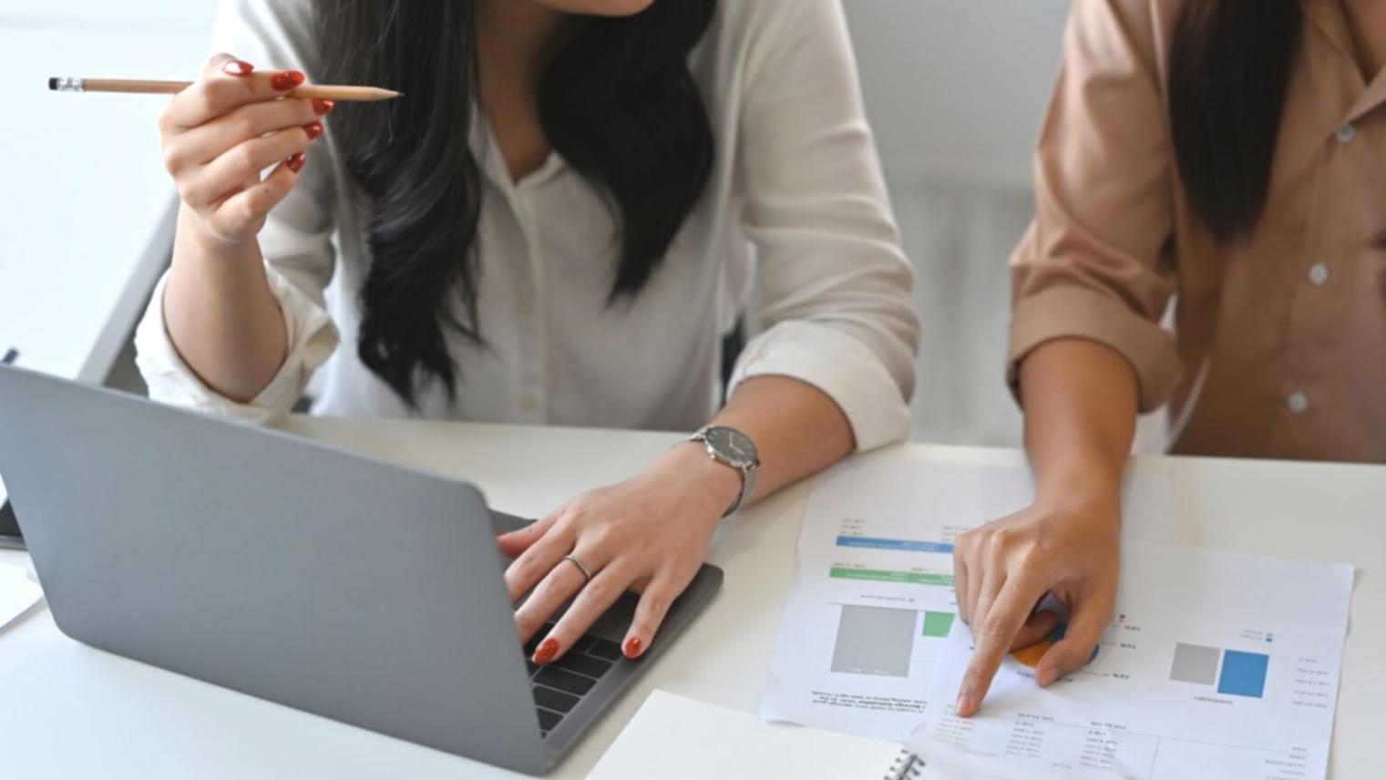 Espacio de trabajo moderno con herramientas de optimización de contenido